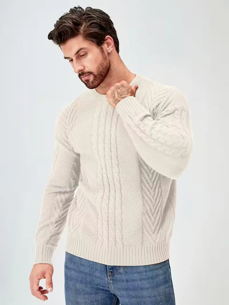 Elegante slim fit heren trui met ronde hals en verfijnd kabelpatroon. Chique casual.
