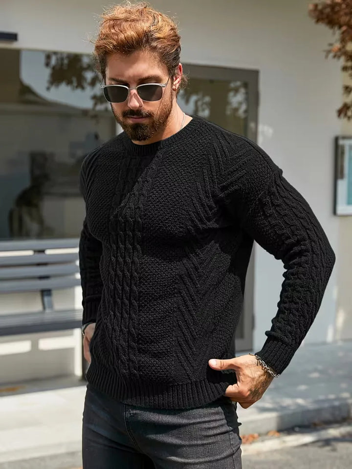Stijlvolle heren knitwear: slim fit trui met uniek kabelpatroon en ronde hals.