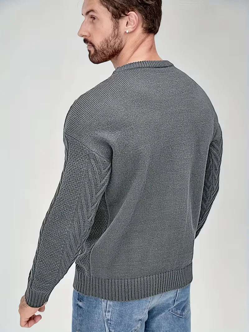 Slim fit heren trui: ronde hals, warm kabelpatroon. Perfect voor een ontspannen look.