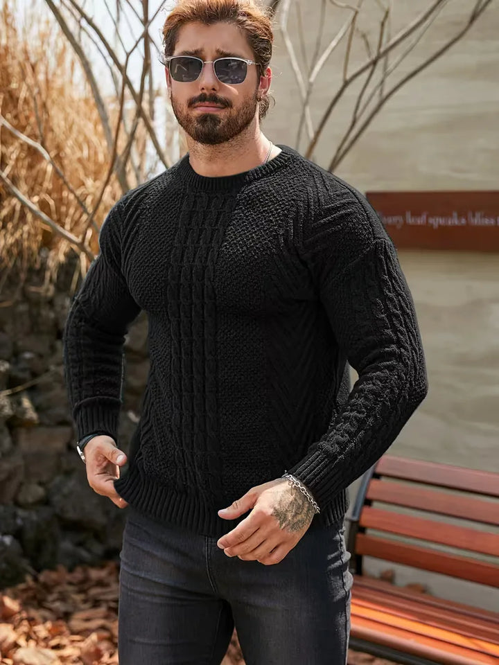 Casual heren trui, slim fit en ronde hals, met tijdloos kabelpatroon. Warme winterkeuze.