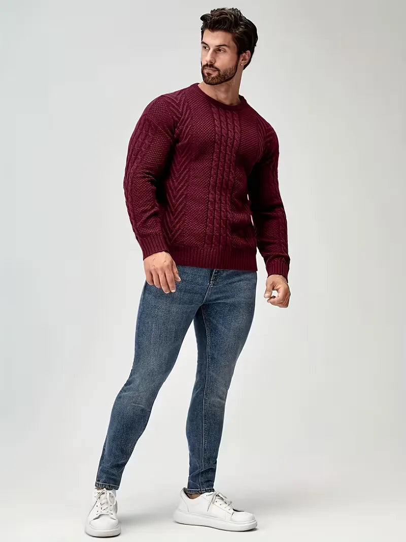 Slim fit heren trui, ronde hals, met trendy kabelpatroon. Perfect voor de moderne man.