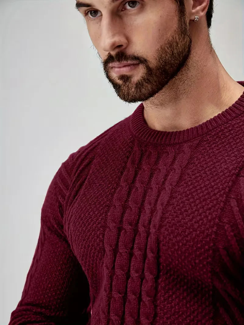 Modieuze heren trui met ronde hals, slim fit, en gedetailleerd kabelpatroon. Herfst/winter must-have.