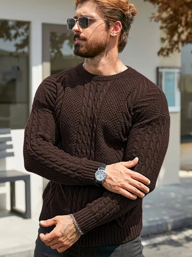 Heren knitwear slim fit: ronde hals trui met opvallend kabelpatroon. Trendy winteritem.