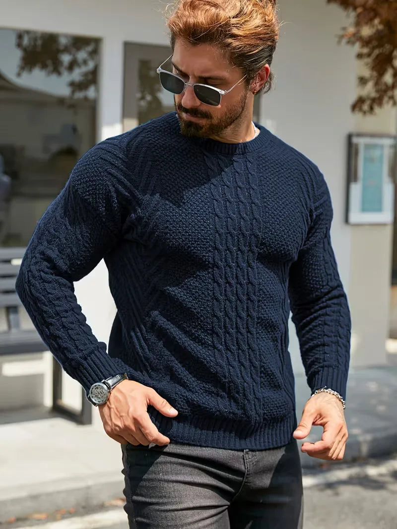 Heren slim fit trui, ronde hals, en iconisch kabelpatroon. De perfecte winterse keuze.