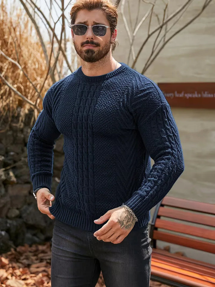 Modieuze heren trui, slim fit met ronde hals en gedetailleerd kabelpatroon. Voor de frisse dagen.
