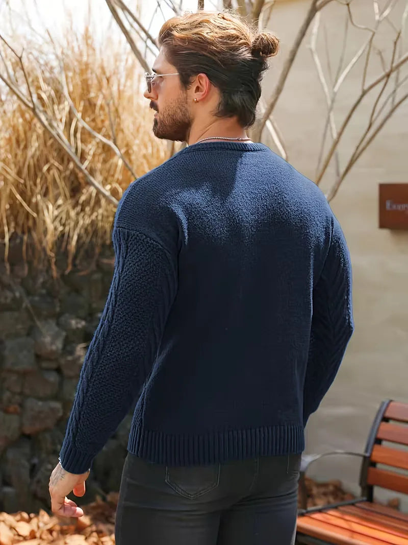 Heren winterse trui: slim fit, ronde hals, uniek kabelpatroon. Een warme eyecatcher.