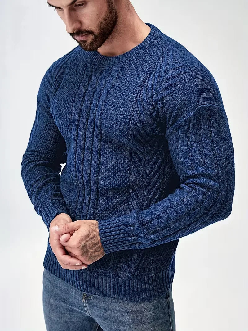 Slim fit heren trui: ronde hals, warm kabelpatroon. Perfect voor een ontspannen zondag.