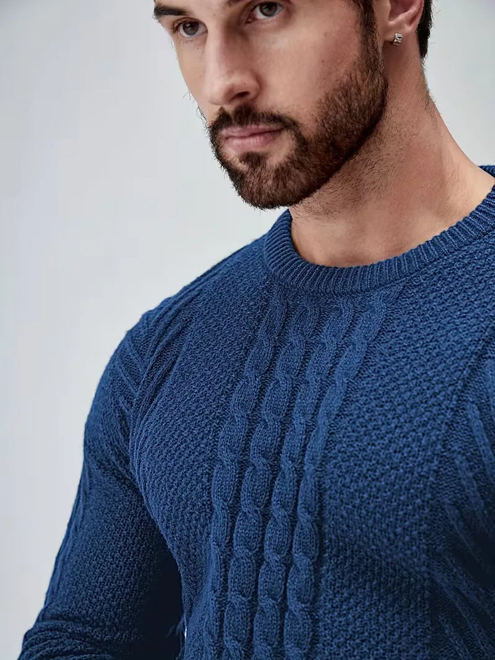 Modieuze heren trui met kabelpatroon en ronde hals, slim fit. Essentieel voor de moderne man.