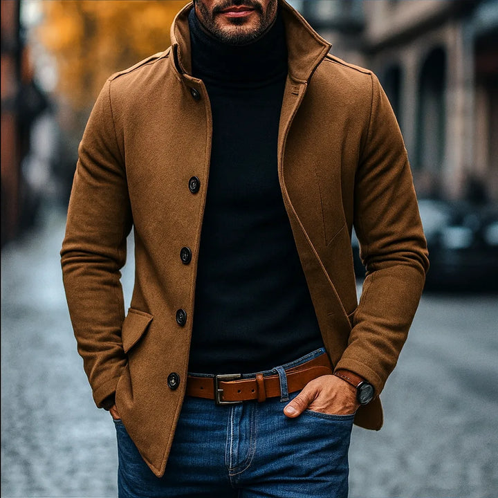 Stijlvolle heren wollen bovenkleding: slim fit jas met opstaande kraag, perfect voor herfst/winter.