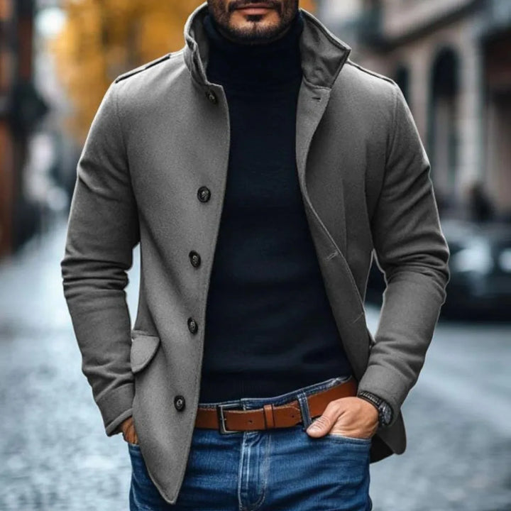 Warme heren wollen slim fit winterjas met opstaande kraag en knopen, perfect voor een elegante look.