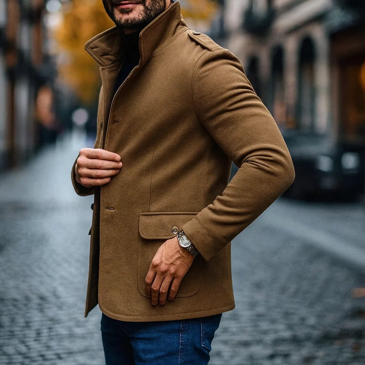 Comfortabele heren slim fit jas met opstaande kraag en functionele knoopsluiting, van warme wol.