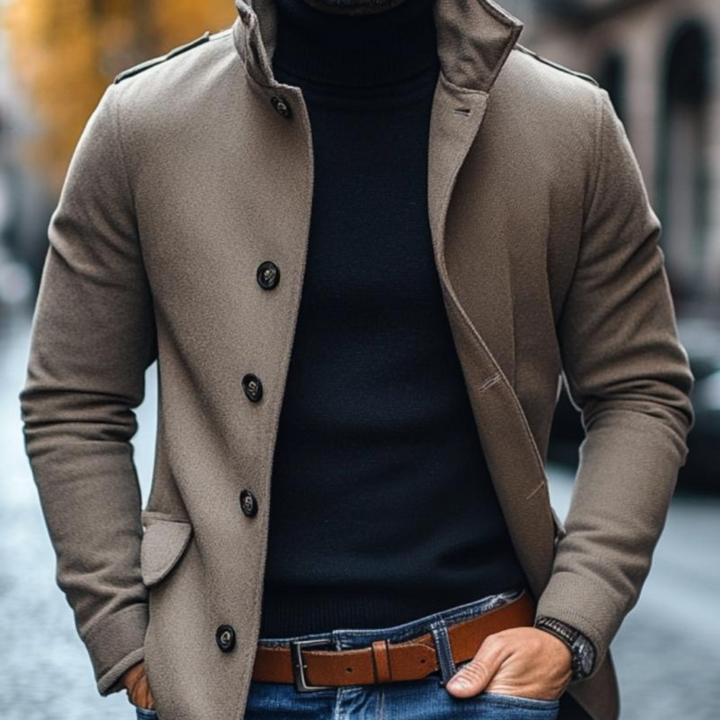 Modern khaki heren colbert, slim fit met unieke opstaande kraag. Een elegante en comfortabele herfstjas voor mannen.