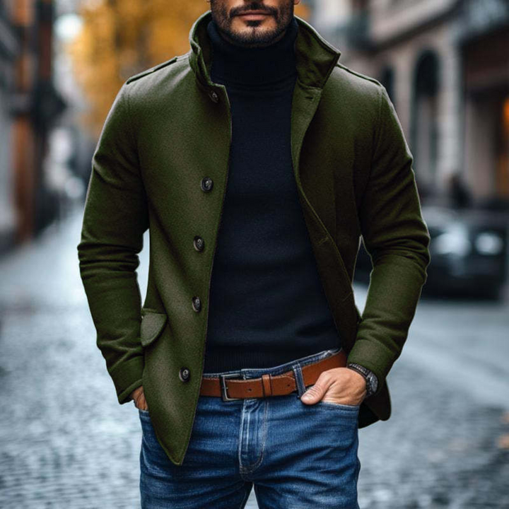 Heren slim fit blazer met opstaande kraag in legergroen. Een moderne en veelzijdige jas voor een stijlvolle heren outfit.