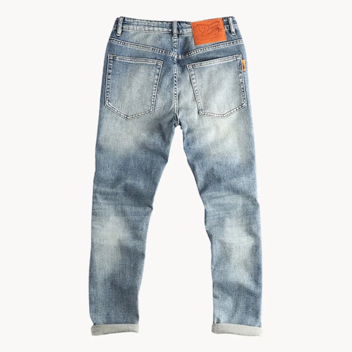 Modieuze slim fit heren jeans in lichtblauw gewassen denim. Een perfecte casual broek voor elke dag.
