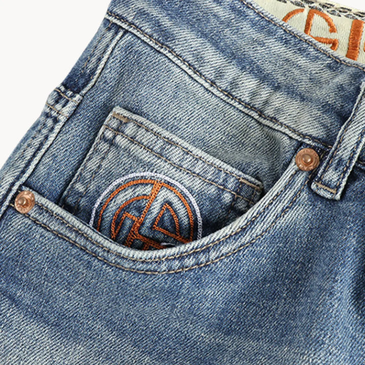 Detail van de gewassen stof van de lichtblauwe slim fit heren jeans, benadrukt de textuur en kwaliteit.