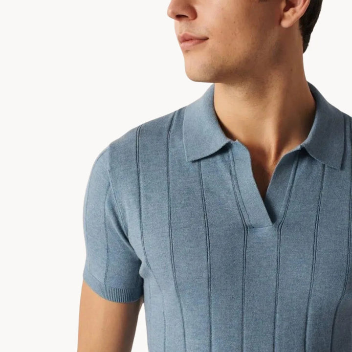 Grijze slim fit herenpolo met gebreide ribbels en korte mouwen, perfect voor een casual outfit.