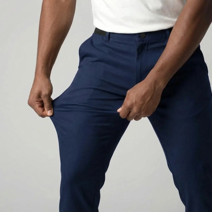Comfortabele marineblauwe heren stretch chino met elastische tailleband en slim fit pasvorm, perfect voor dagelijks gebruik.