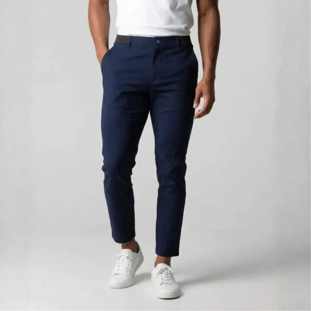 Stijlvolle heren slim fit tapered chino in marineblauw katoenmix, met stretch en elastische tailleband voor comfort.