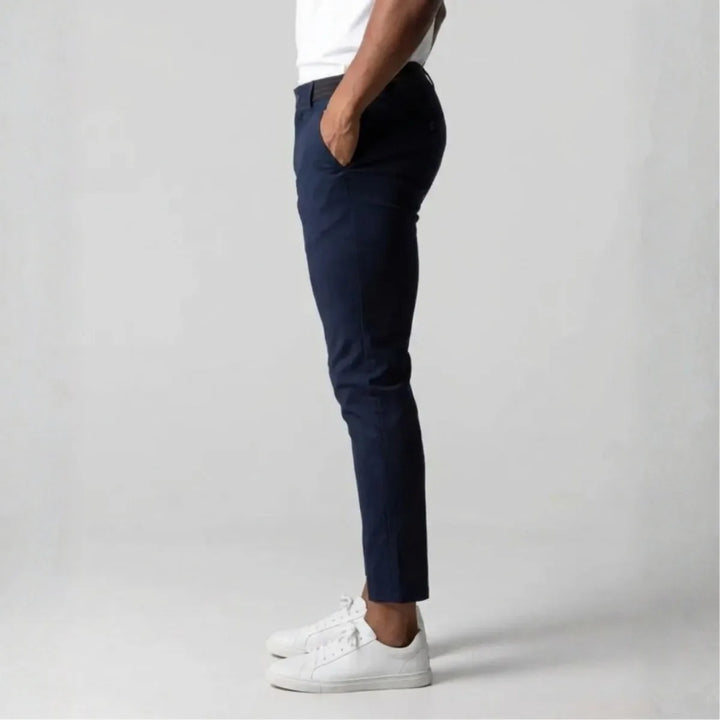 Veelzijdige marineblauwe heren chino slim fit stretch met elastische tailleband, geschikt voor casual en smart-casual.