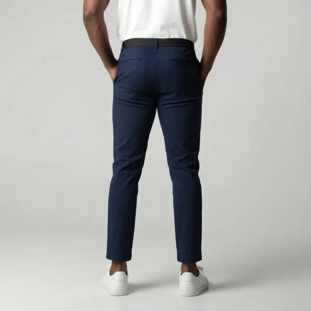 Heren marineblauwe stretch broek: slim fit tapered chino met elastische tailleband, voor een moderne en comfortabele stijl.