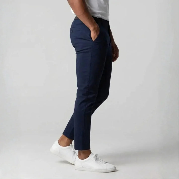 Moderne marineblauwe slim fit stretch chino voor heren, taps toelopend en met elastische tailleband, voor een strakke look.