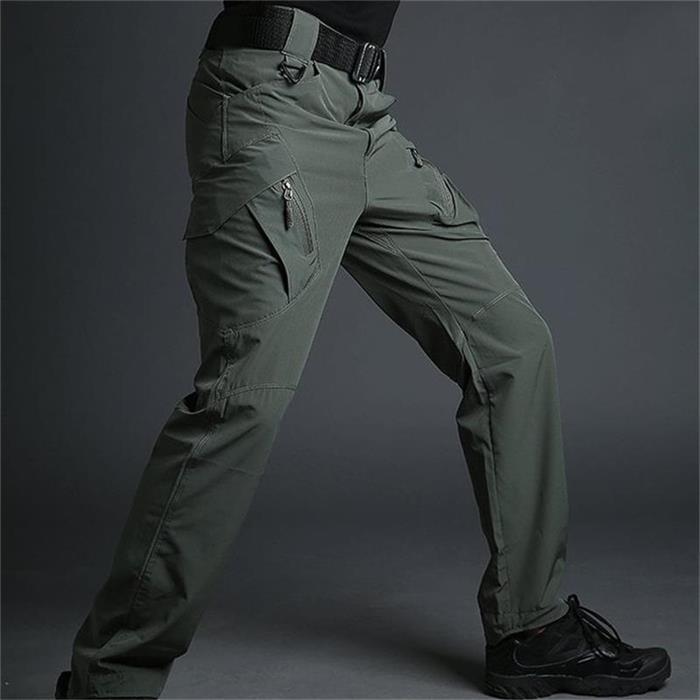 Robuuste slimfit outdoorbroek voor heren, actieve kleding met veel functionele zakken.