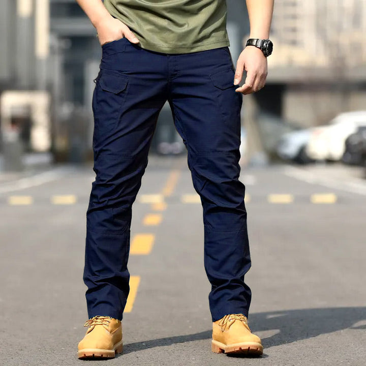 Praktische slimfit herenbroek, ideaal als werkbroek of outdoorbroek met multi-pocket design.