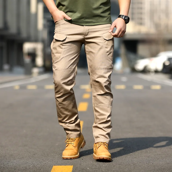 Slim fit heren cargobroek met meerdere zakken, ideaal als werkbroek voor actieve dagen.