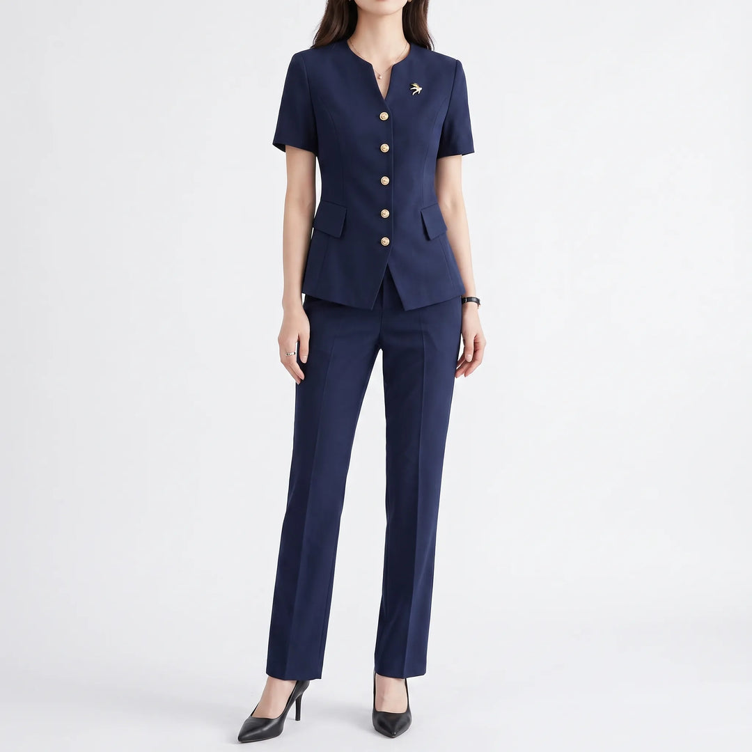 Stijlvol slimfit damesbroekpak voor een moderne zakelijke look. Tweedelig kantoorpak met elegante snit.