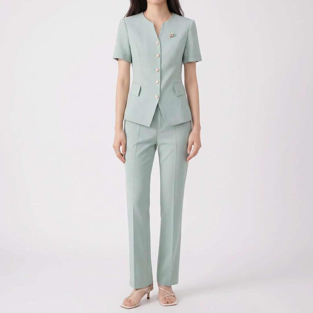 Trendy damesbroekpak: slimfit blazer en bijpassende broek. Professionele tweedelige set voor zomer.