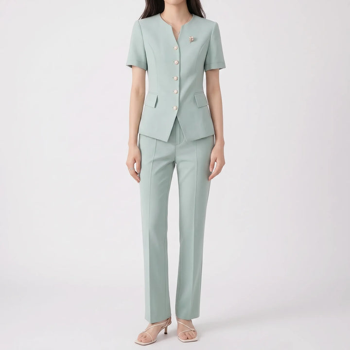 Trendy damesbroekpak: slimfit blazer en bijpassende broek. Professionele tweedelige set voor zomer.