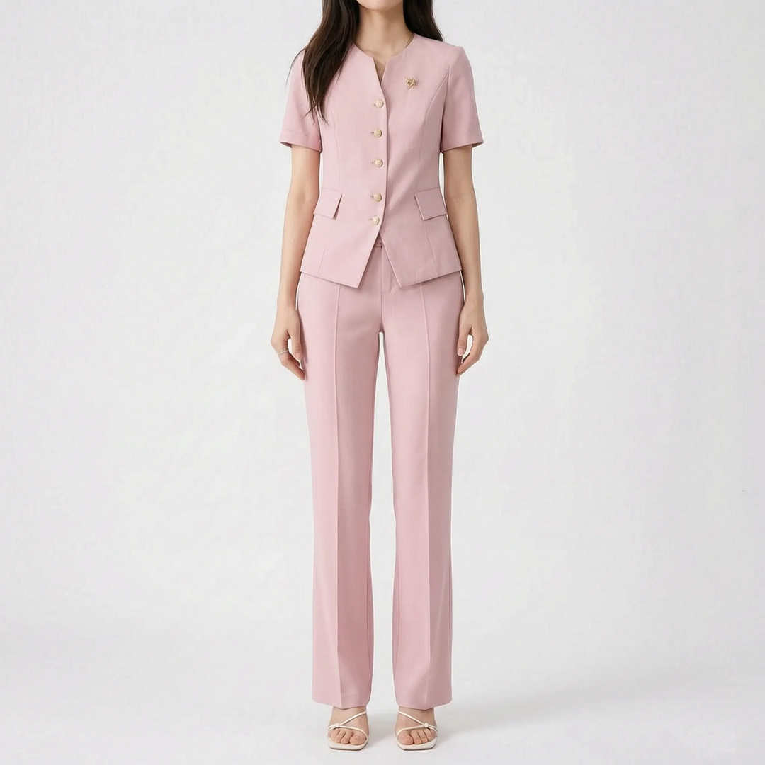 Zakelijk kantoorpak voor dames, met een moderne slimfit pasvorm. Elegante tweedelige kleding voor werk.