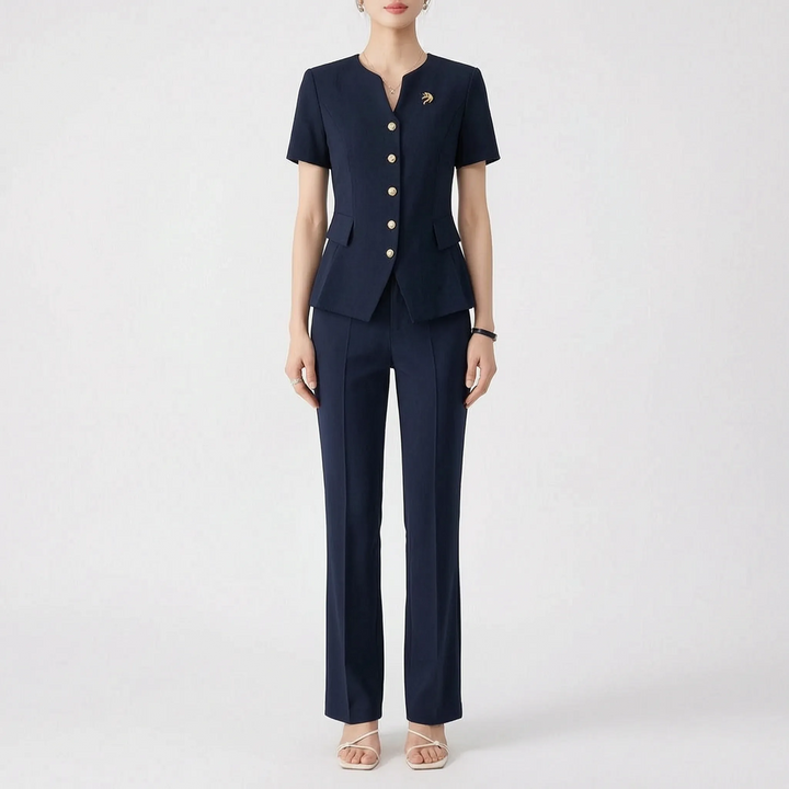 Dames slimfit broekpak, elegant en stijlvol voor kantoor. Professionele zomerkleding met comfortabele pasvorm.