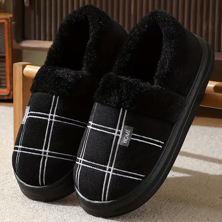 Heren geruite pantoffels met zachte pluche voering, ideaal voor comfortabel binnenhuisgebruik in herfst/winter.