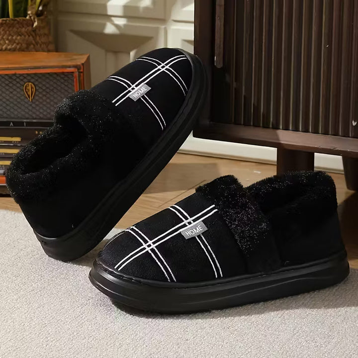 Zwart/grijs geruite heren pantoffels met comfortabele pluche voering en gesloten rug, voor warme voeten.