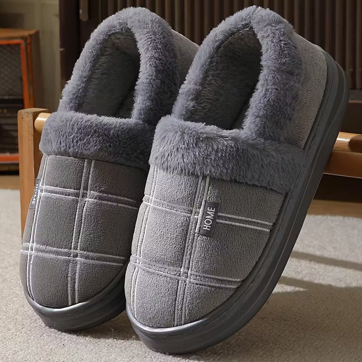Detail van de zachte pluche voering in geruite heren pantoffels, voor optimaal comfort en warmte.