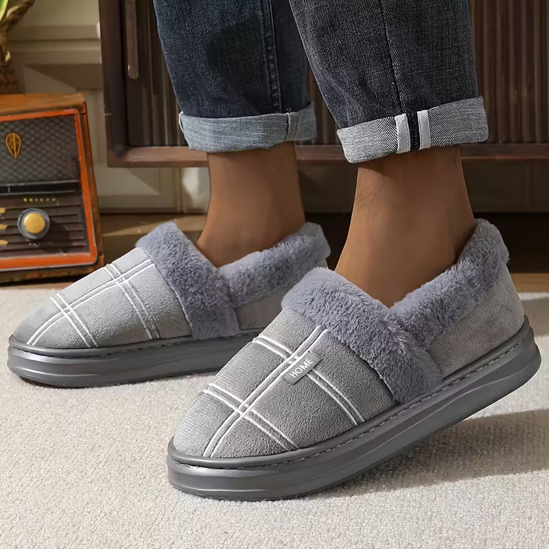 Klassiek geruite heren slippers met dikke pluche voering, bieden comfort en warmte voor thuisgebruik.