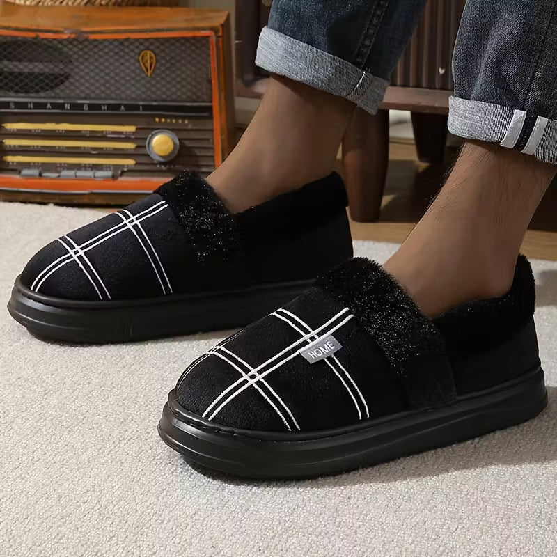 Zwarte geruite heren pantoffels met warme pluche voering en gesloten hiel voor ultiem comfort thuis.