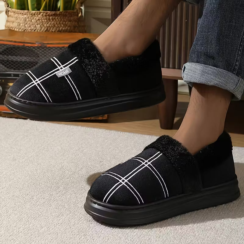 Stijlvolle grijs geruite heren pantoffels, voorzien van luxueuze pluche voering, perfect voor koude dagen.