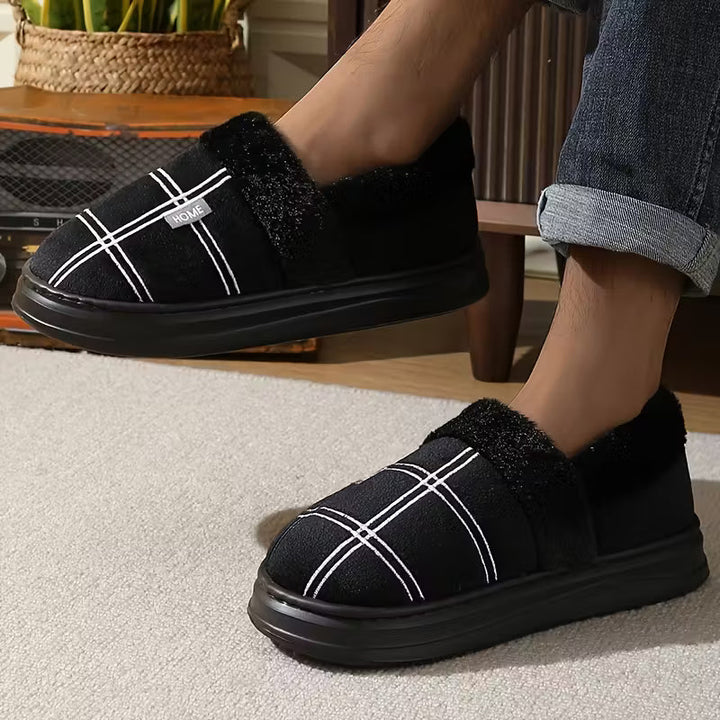 Stijlvolle grijs geruite heren pantoffels, voorzien van luxueuze pluche voering, perfect voor koude dagen.