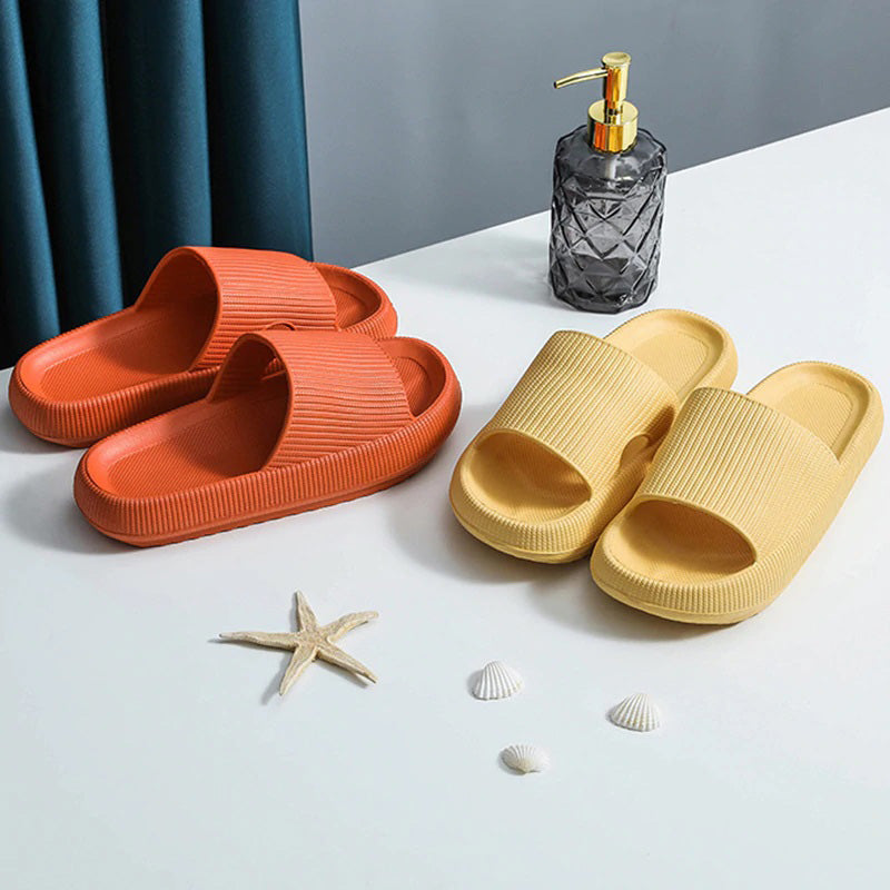 Zachte unisex comfort slippers, ideaal voor binnen, bieden voetcomfort en zijn antislip.