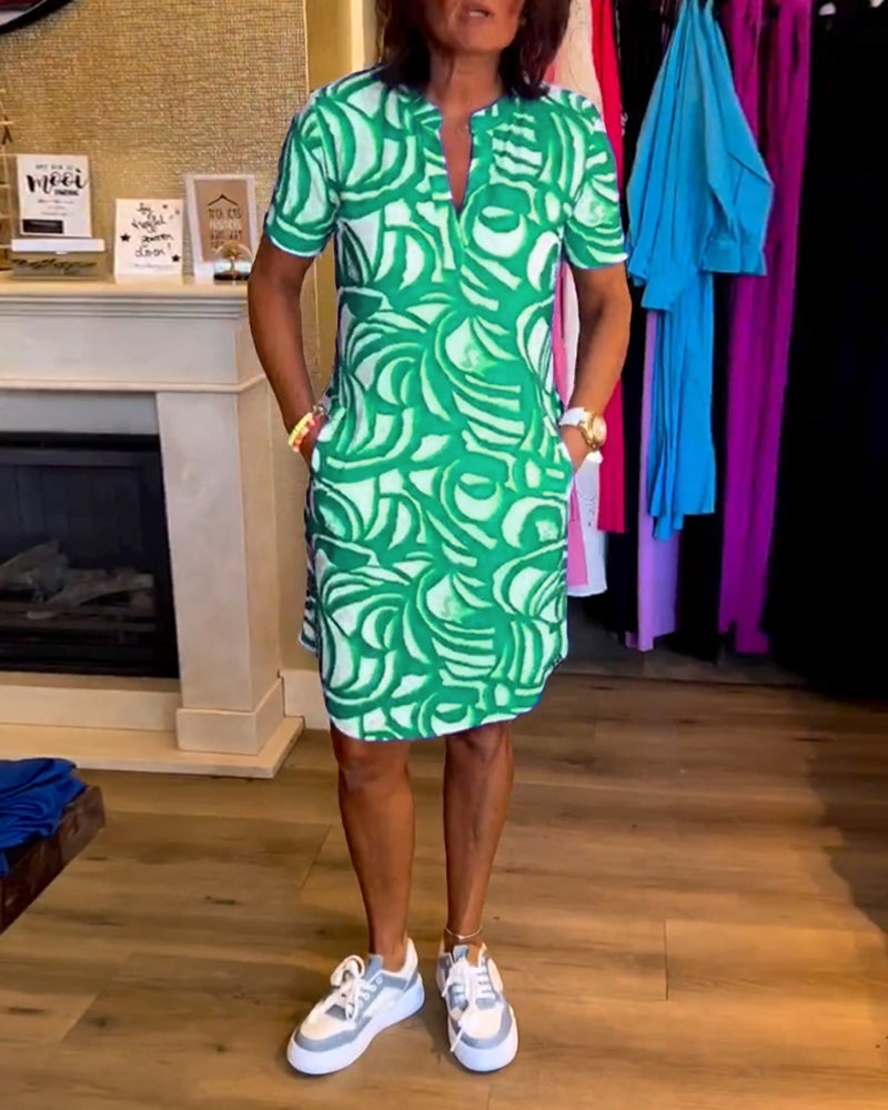 Casual dames jurk met v-hals en trendy print. Losse pasvorm, korte mouwen voor een comfortabele en luchtige zomerlook.