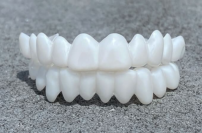 Unisex aanpasbare tandprothese voor perfect passende, esthetische tanden. Creëert een mooie glimlach.