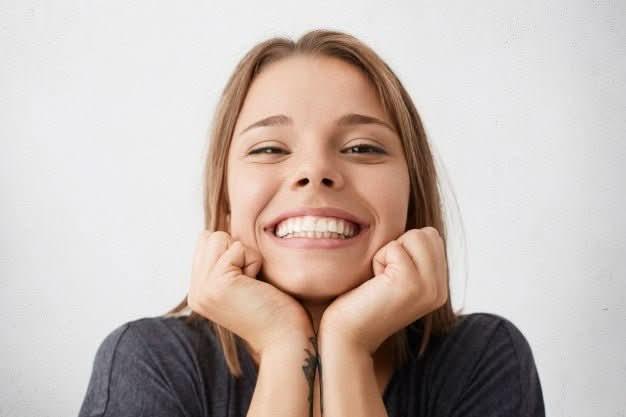 Cosmetische opzet tanden. Herbruikbare, aanpasbare prothese voor directe glimlachverbetering en zelfvertrouwen.