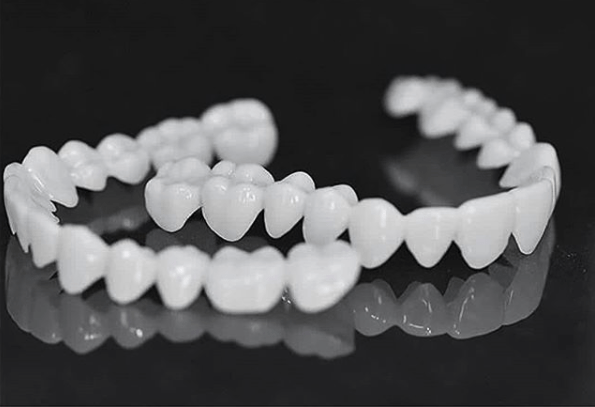 Innovatieve aanpasbare tandprothese. Creëer direct een prachtige, zelfverzekerde glimlach. Beauty tanden.