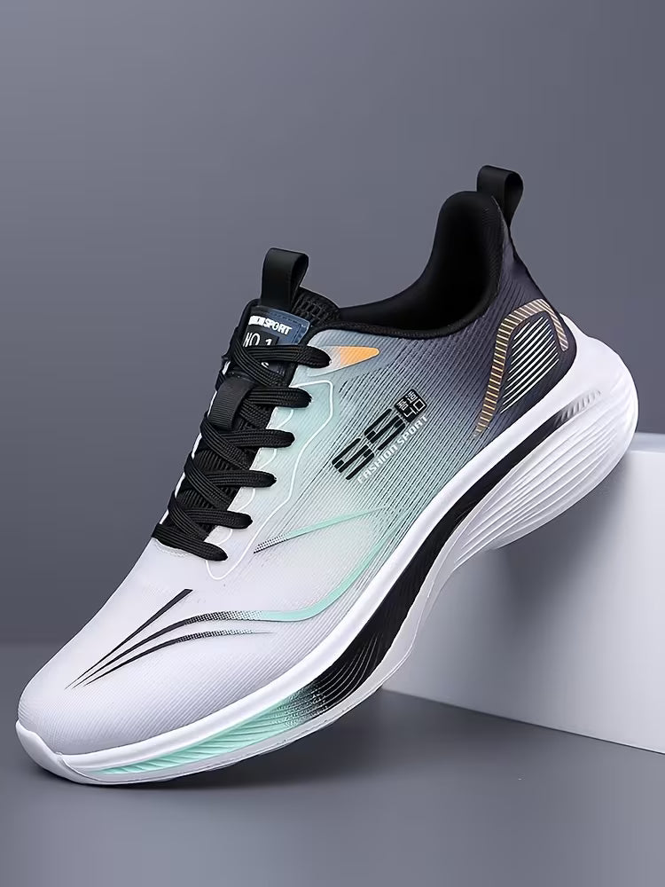 Witte/groene heren ademende sneakers, focus op vetersluiting en antislip zool.
