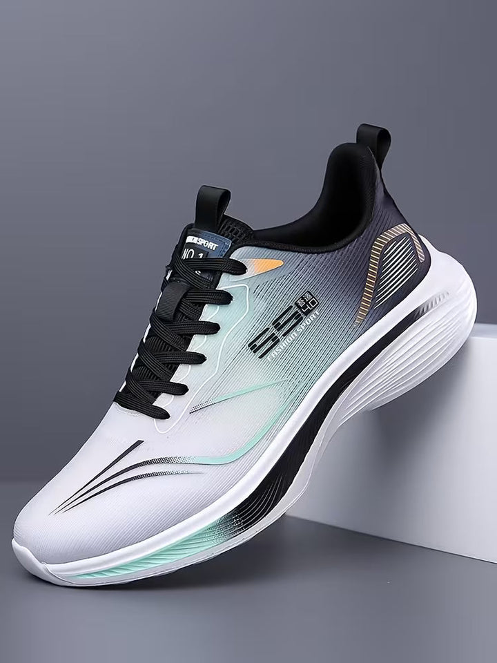 Witte/groene heren ademende sneakers, focus op vetersluiting en antislip zool.