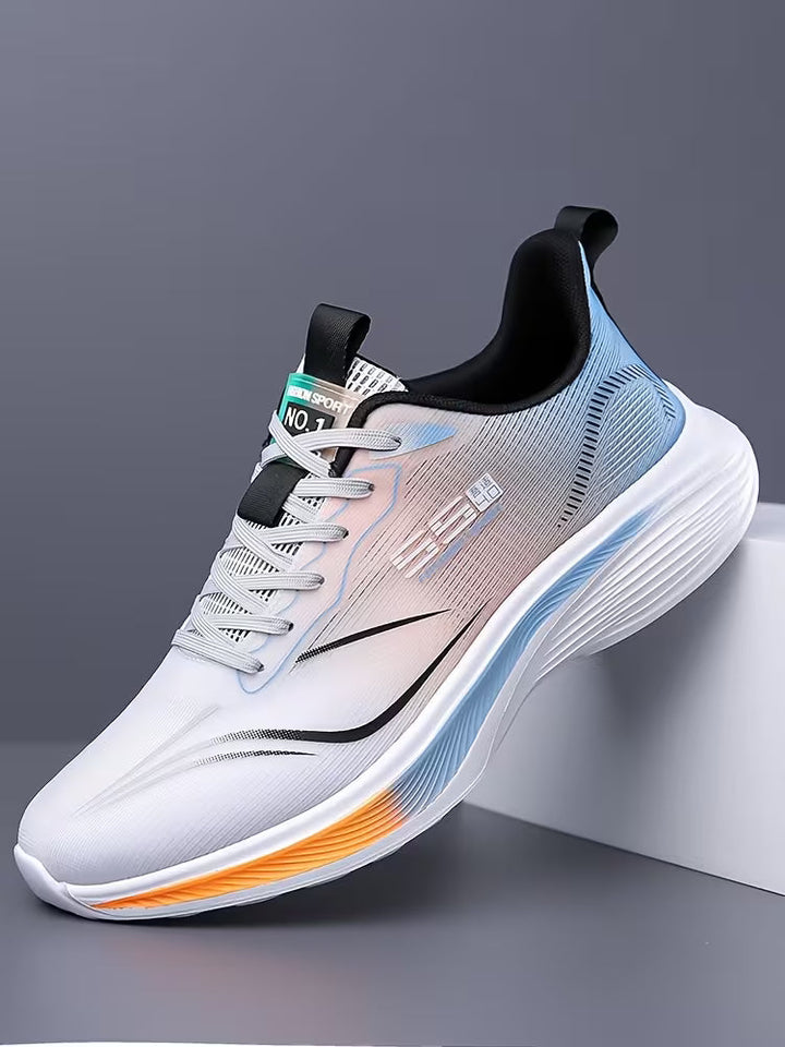 Wit/groene ademende heren sportschoenen met veters en robuuste antislip zool.
