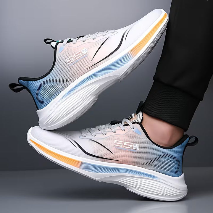 Zijkant van zwart/witte heren vetersneakers, met nadruk op de antislip loopzool.