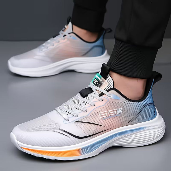 Detail van ademende mesh stof op blauw/witte heren sneakers met antislip zool.